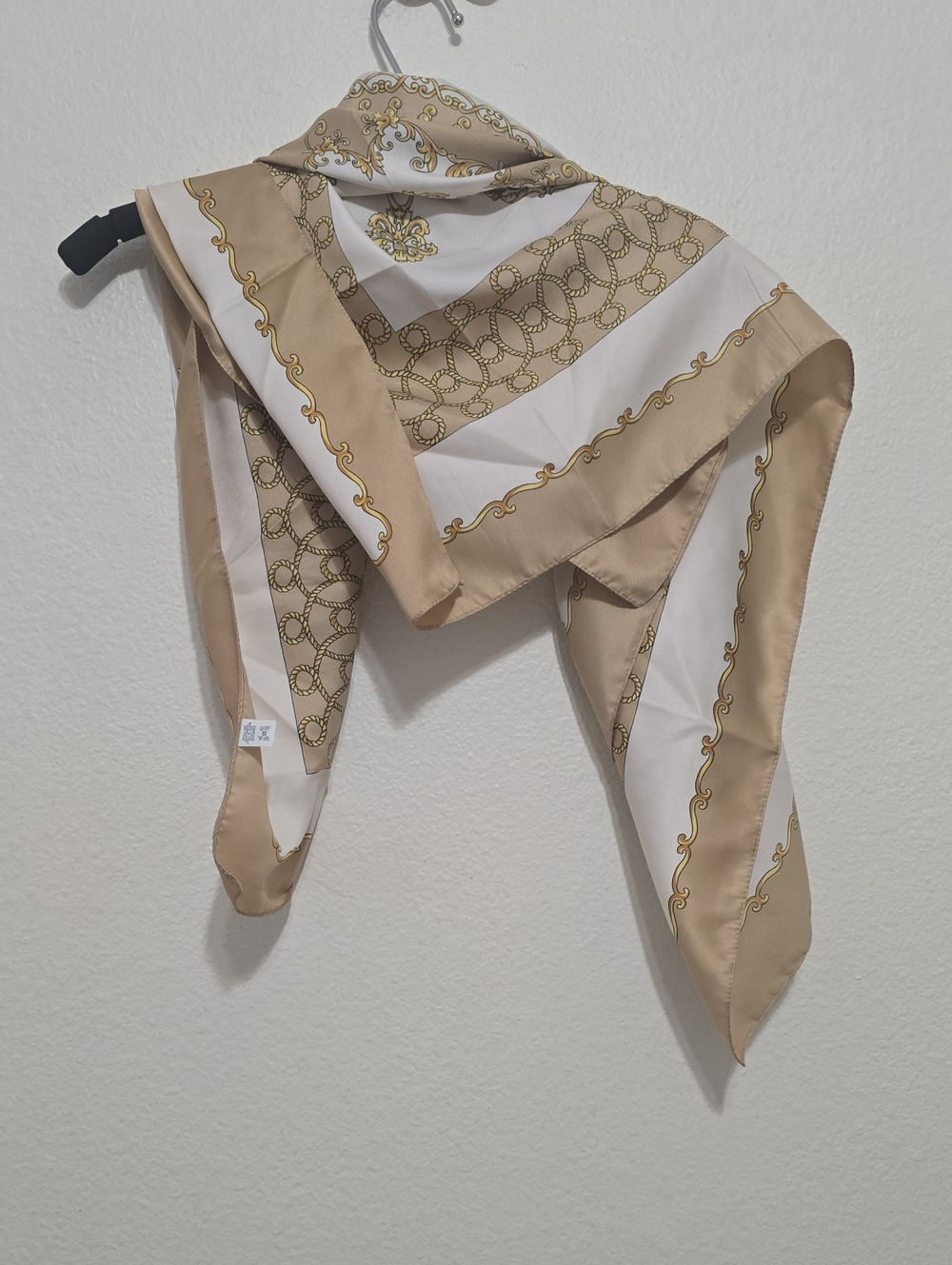 Neutral Chain-Print Scarf Wrap - Beige & White
